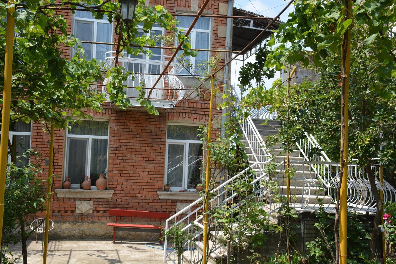 Friends House 호텔 쿠타이시 외부 사진