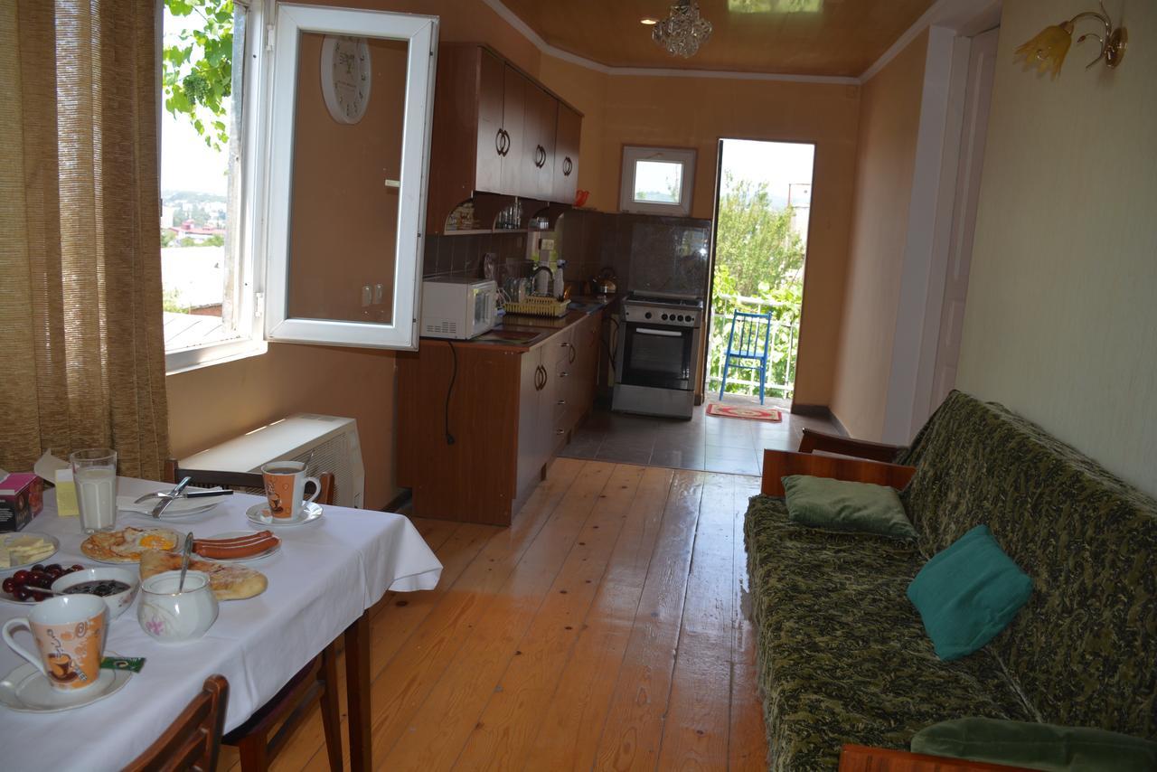 Friends House 호텔 쿠타이시 외부 사진