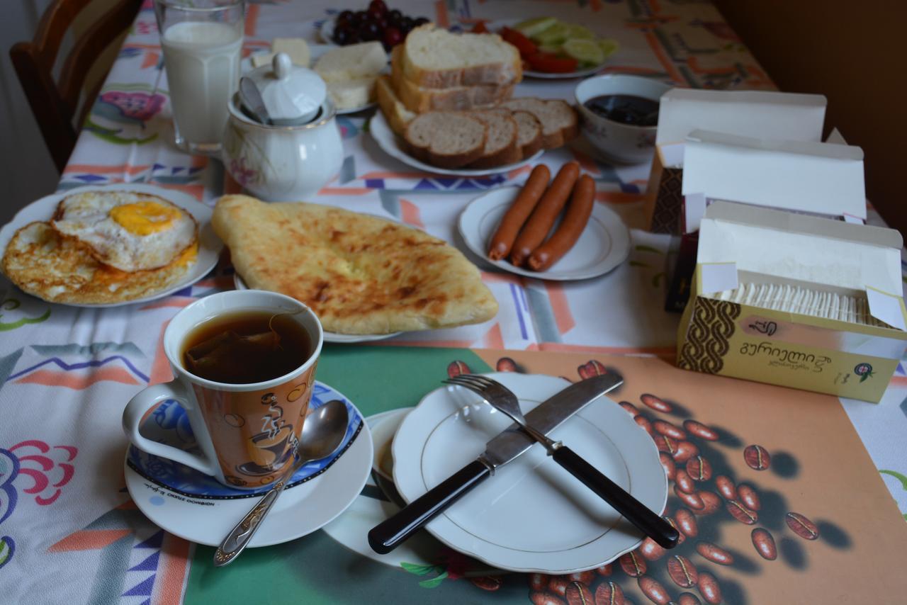 Friends House 호텔 쿠타이시 외부 사진