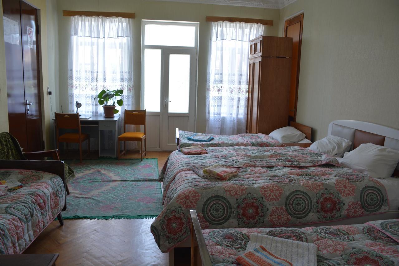 Friends House 호텔 쿠타이시 외부 사진