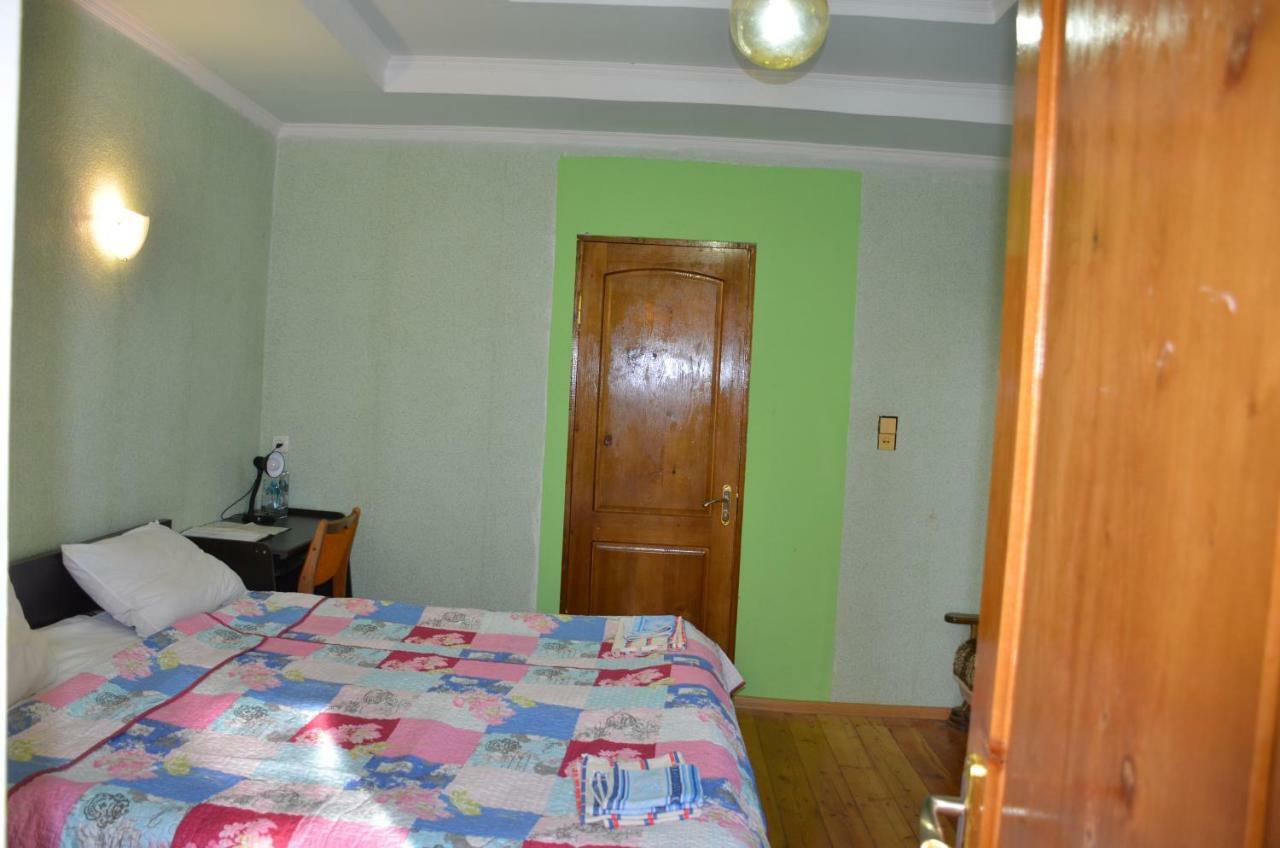 Friends House 호텔 쿠타이시 외부 사진